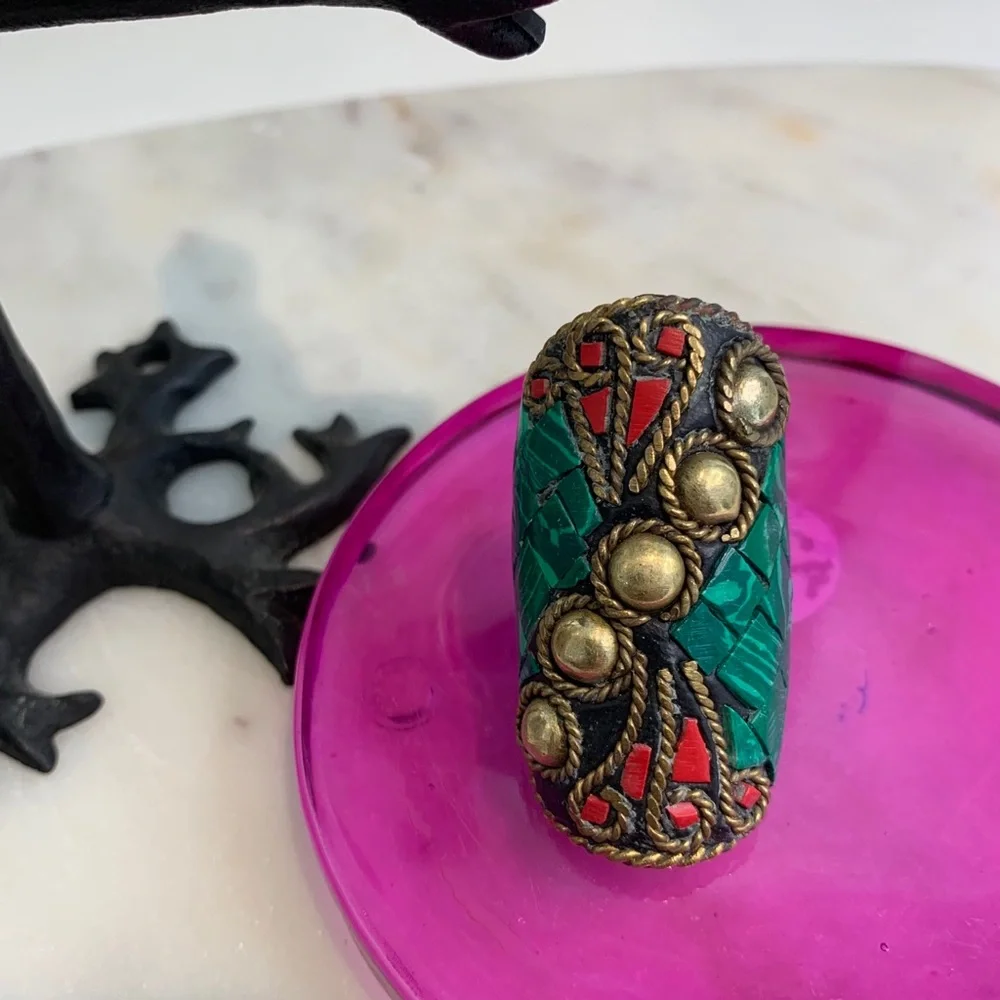 VINTAGE LARGE CHUNKY NEPALESE INLAY BRASS RING WTH GREEN RED MOSAIC INLAY